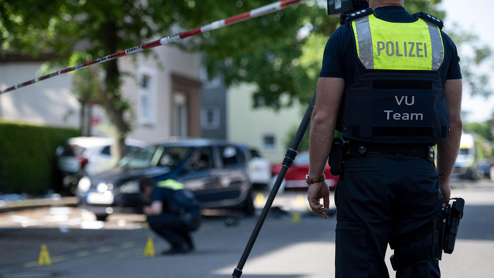 Die Polizei sichert eine Unfallstelle in Dinslaken. | Fabian Strauch/dpa