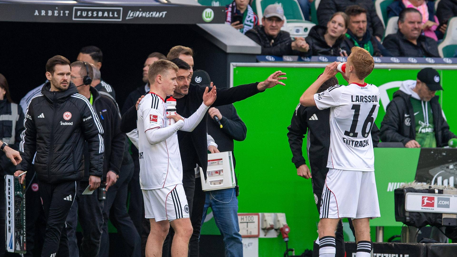 Trainer Riera gibt Anweisungen