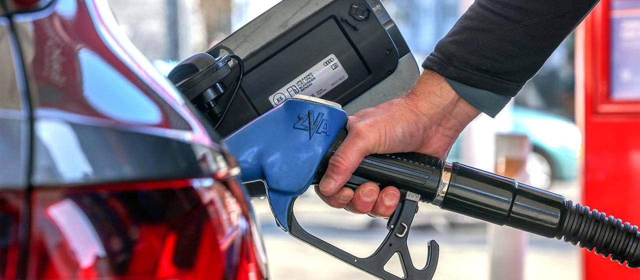 Ein Kunde an einer Tankstelle betankt sein Auto.