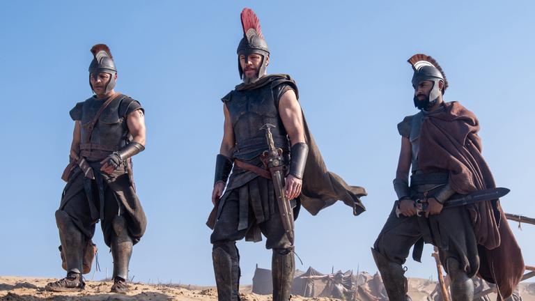 Jimmy Gonzales (l) als Cepheus, Matt Damon (M) als Odysseus und Himesh Patel als Eurylochus in einer Szene des Films "Die Odyssee".