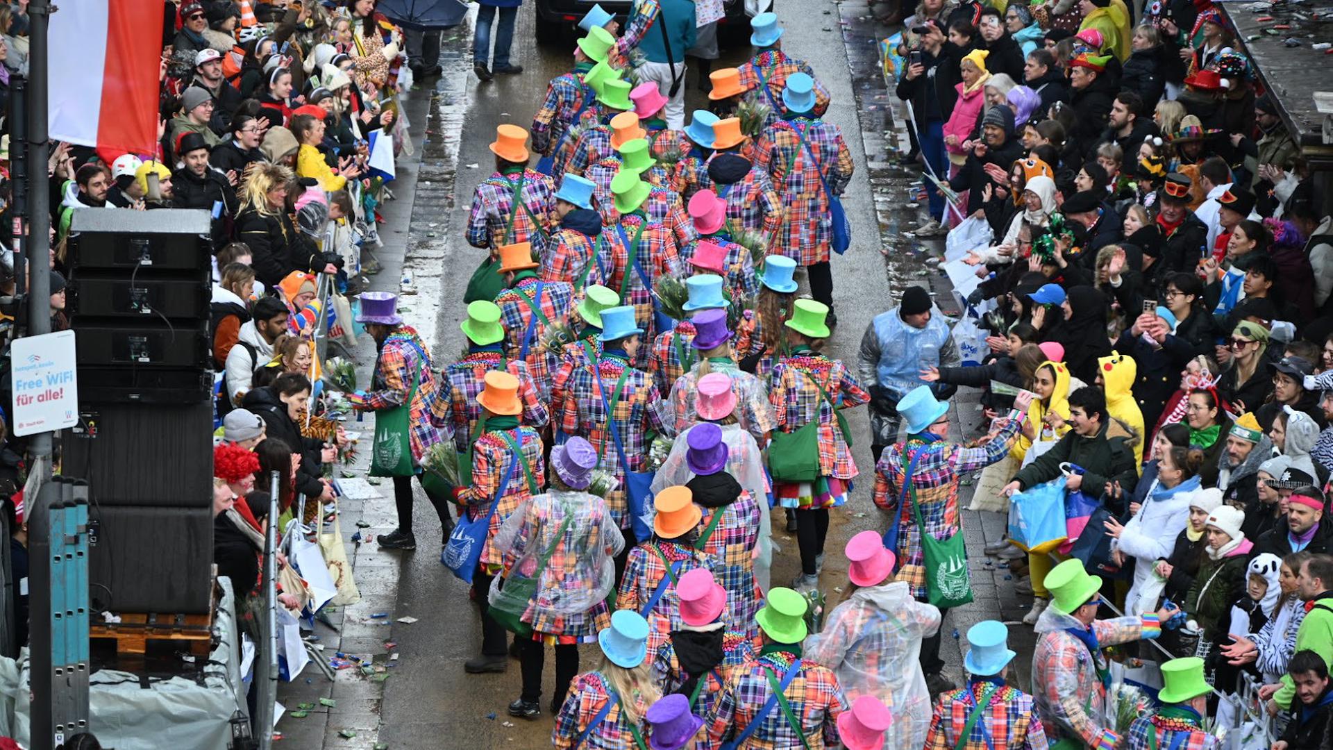Zehntausende feiern bei Rosenmontagsumzügen im Rheinland