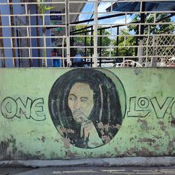 Eine Mauer in dem kleinen Ort an der Nordküste Jamaikas ist mit dem Konterfei des legendären Reggae-Musikers Bob Marley und dem Titel eines seiner Songs bemalt.