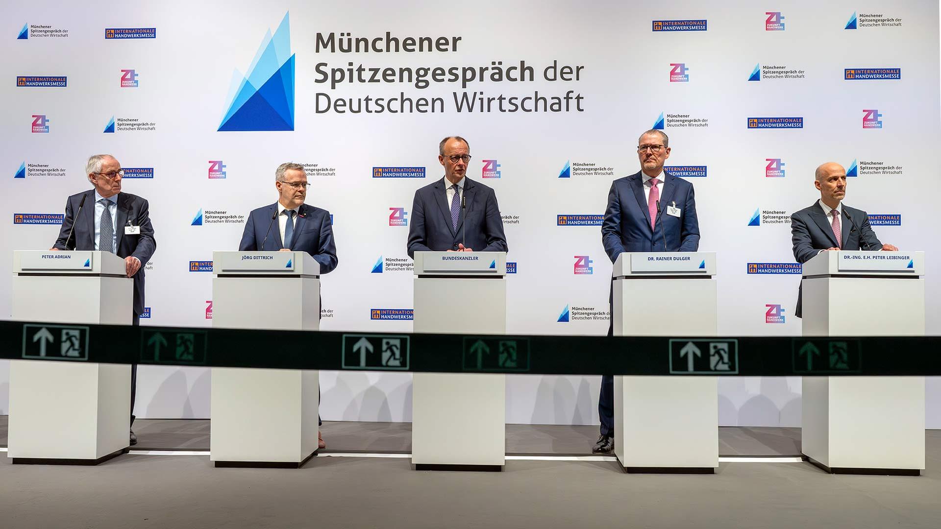 Peter Adrian (l-r), (DIHK), Jörg Dittrich, (ZDH), Friedrich Merz (CDU), Rainer Dulger, (BDA), und Peter Leibinger, (BDI). | picture alliance/dpa