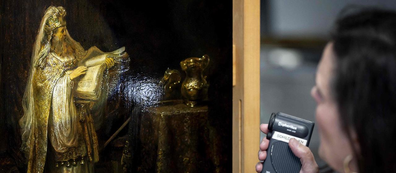 Gemälde "Vision von Zacharias im Tempel" von Rembrandt  steht auf einer Staffelei.