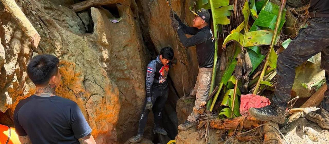 Rettungskräfte an einer Höhle in der Provinz Xaisomboun in Laos.