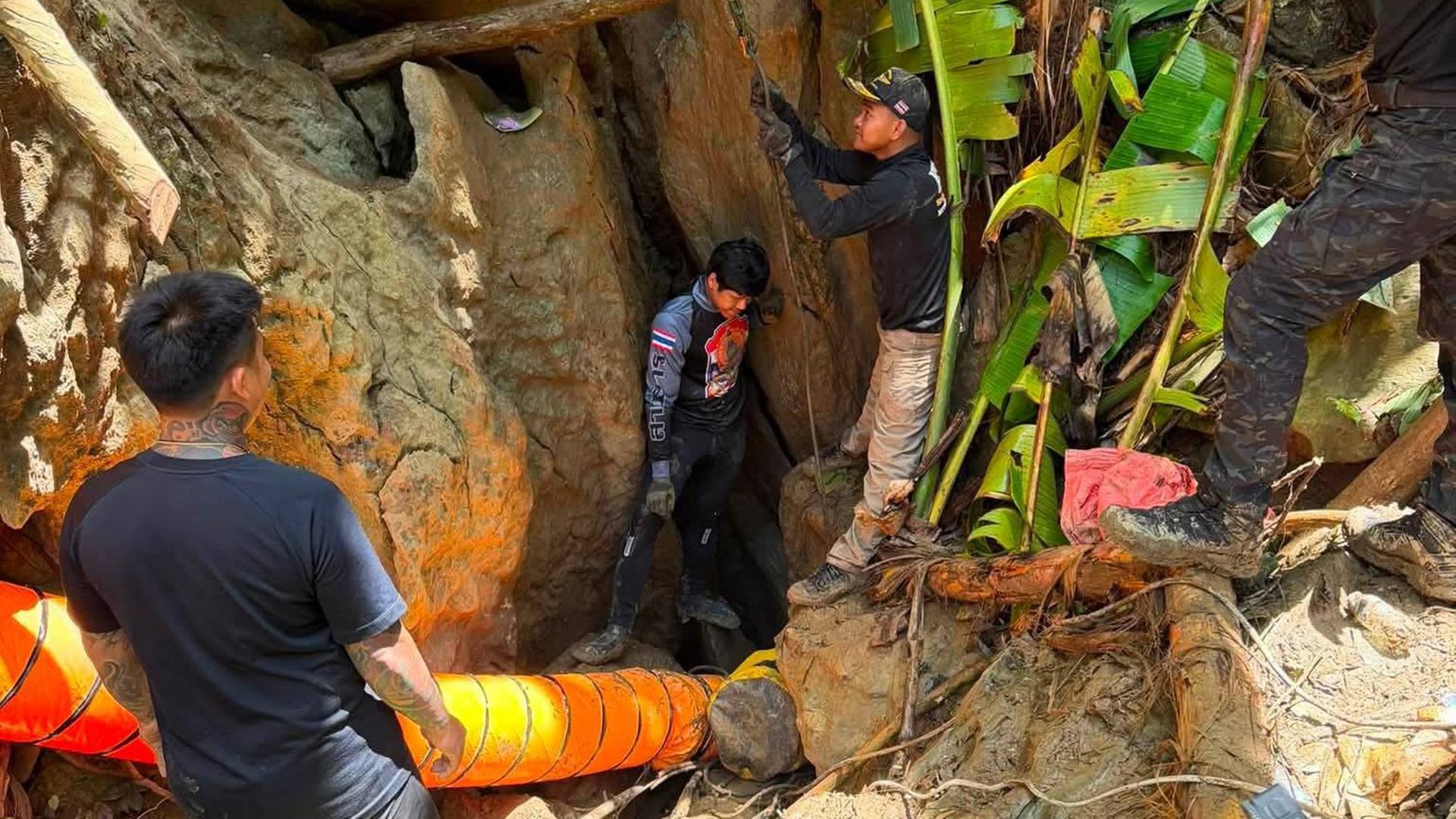 Rettungskräfte an einer Höhle in der Provinz Xaisomboun in Laos. | Uncredited/Metta Tham Rescue Kal