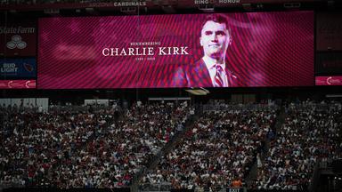 Menschen nehmen im State Farm Stadion bei der Trauerfeier für Charlie Kirk teil.