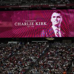 Menschen nehmen im State Farm Stadion bei der Trauerfeier für Charlie Kirk teil.