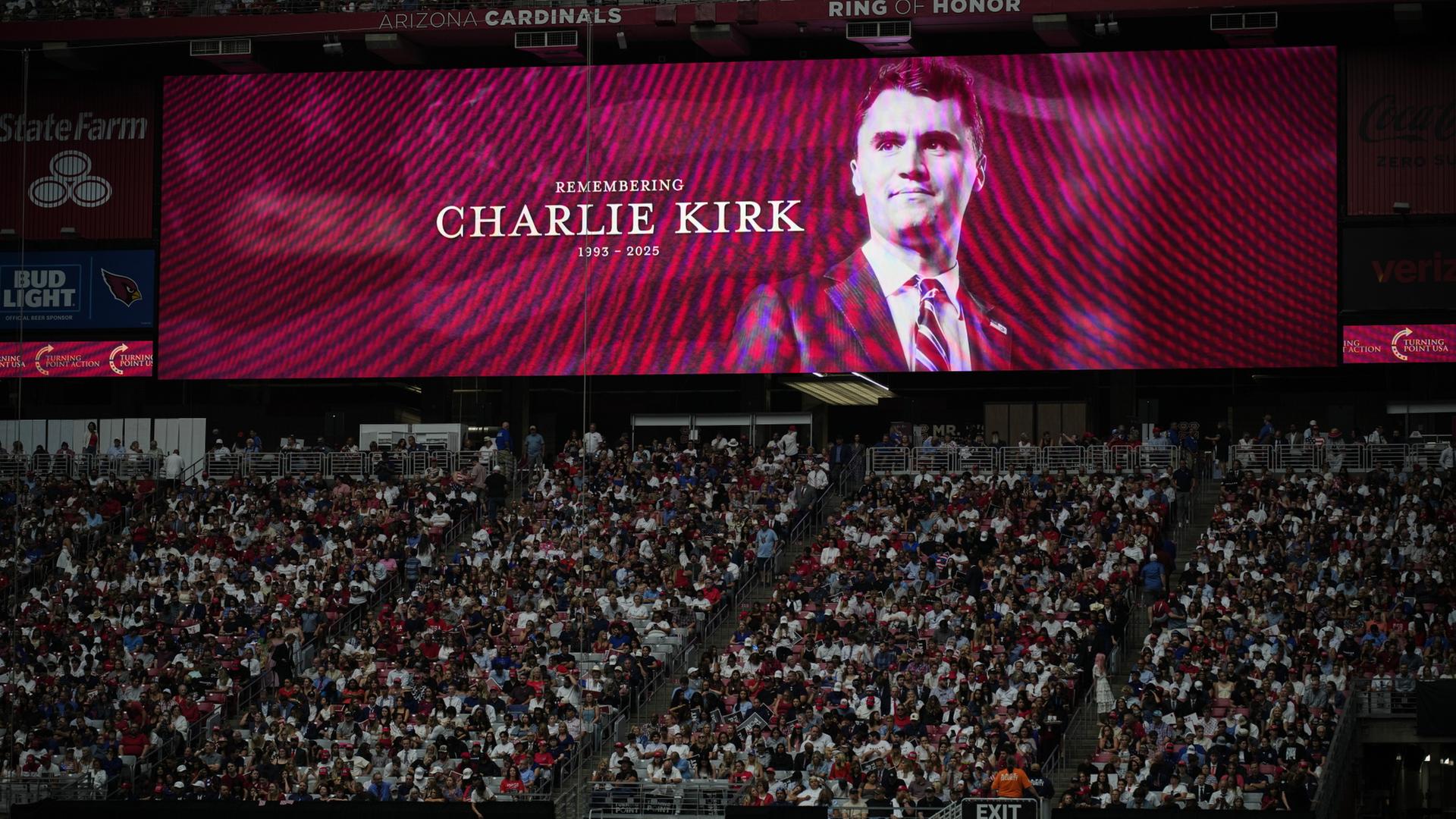 Menschen nehmen im State Farm Stadion bei der Trauerfeier für Charlie Kirk teil. | dpa