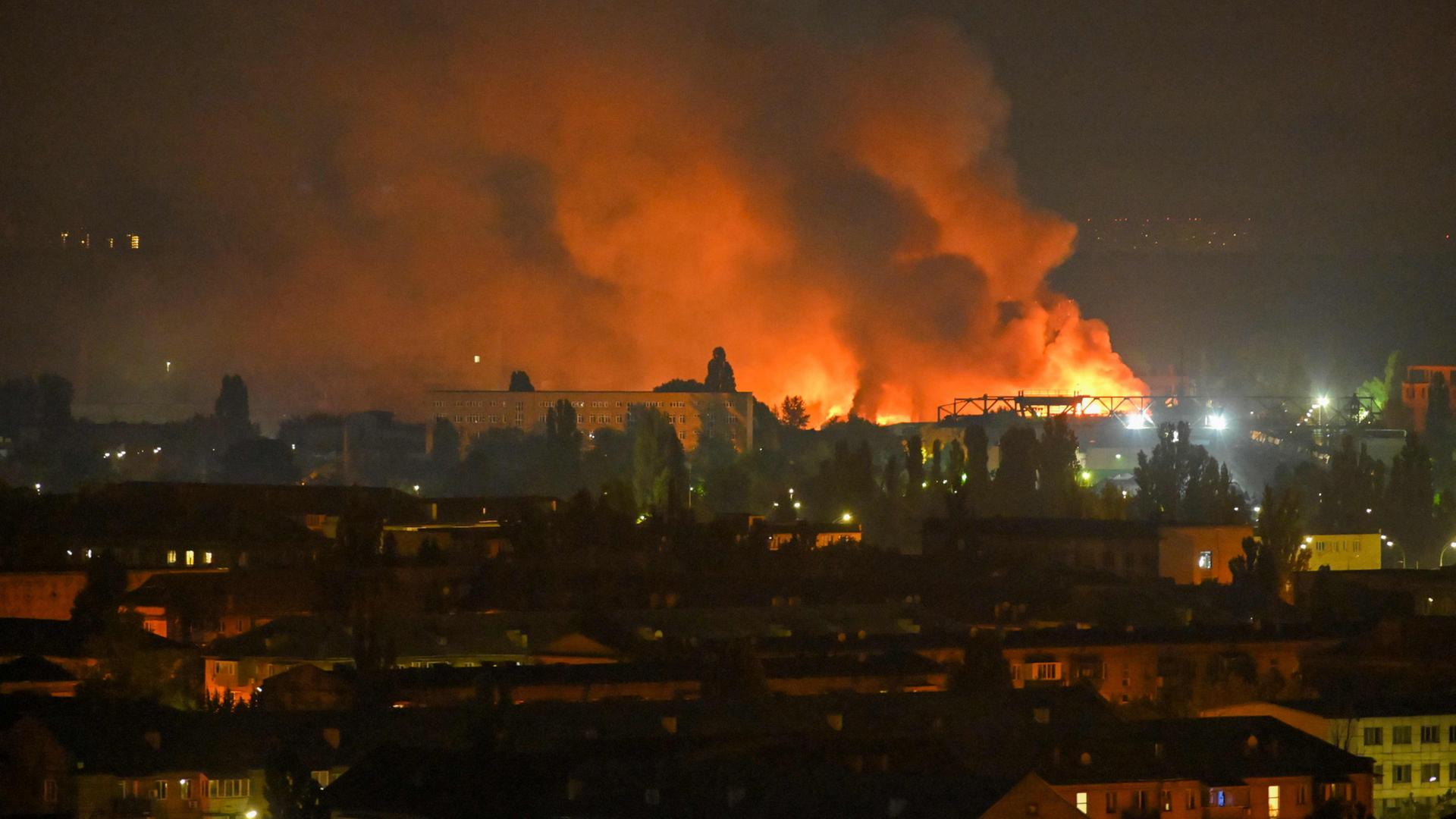 Flammen und Rauch über Gebäuden in Kiew | AFP