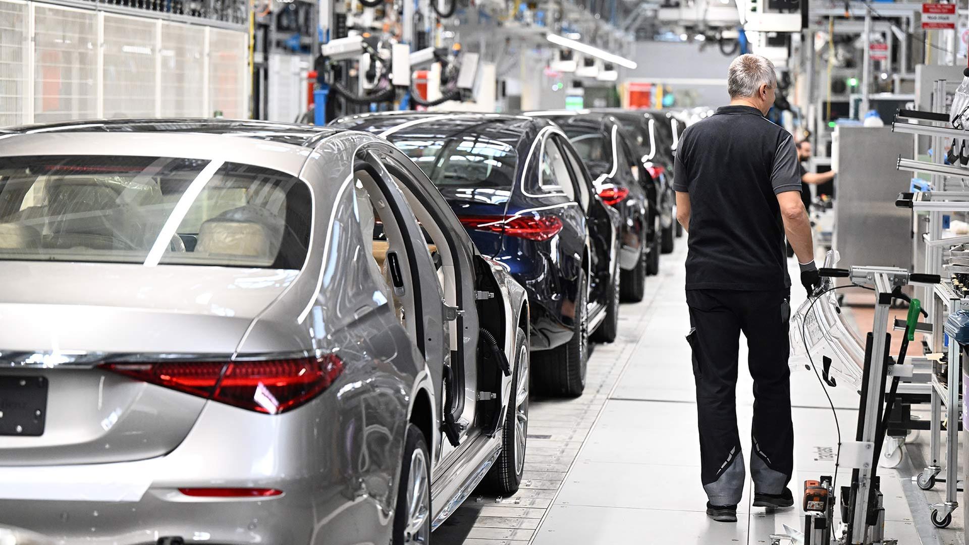 Mitarbeiter des Stuttgarter Autoherstellers Mercedes-Benz arbeiten in der Factory 56 im Merecdes-Benz Werk in Sindelfingen. | picture alliance/dpa