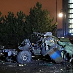 Inspekteure begutachten ein explodiertes Auto in Donezk.