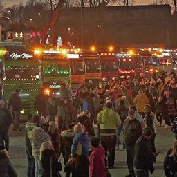 Auf einem Platz stehen dutzende Lkw beleuchtet und hunderte Menschen schauen sich das an am 9.11.2024.