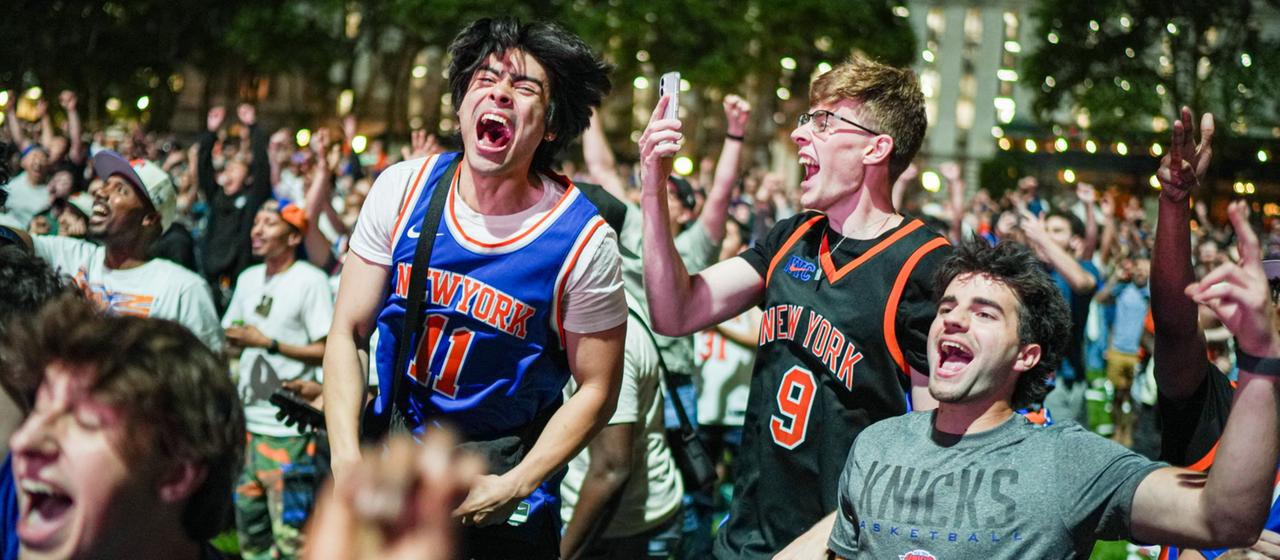 Fans der New York Knicks jubeln bei einer Party.