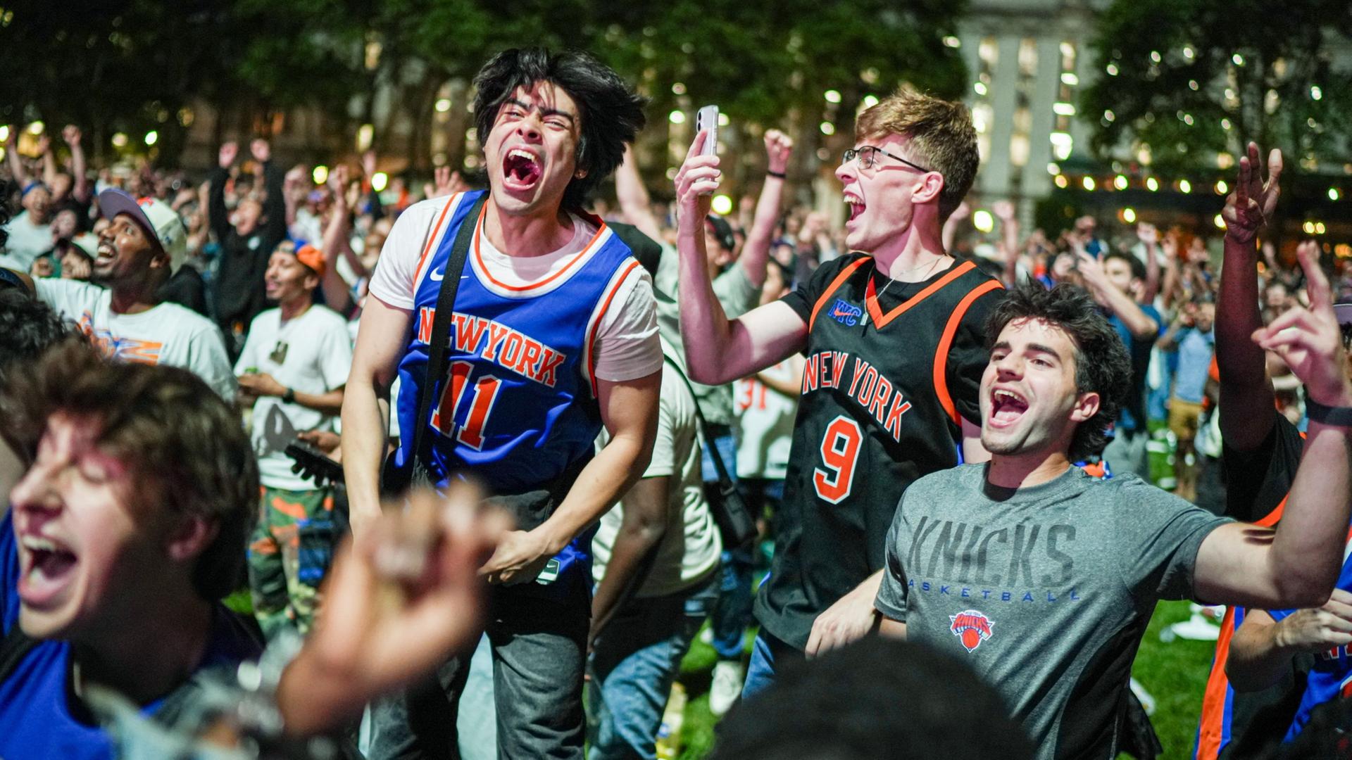 Fans der New York Knicks jubeln bei einer Party. | Ryan Murphy/AP/dpa