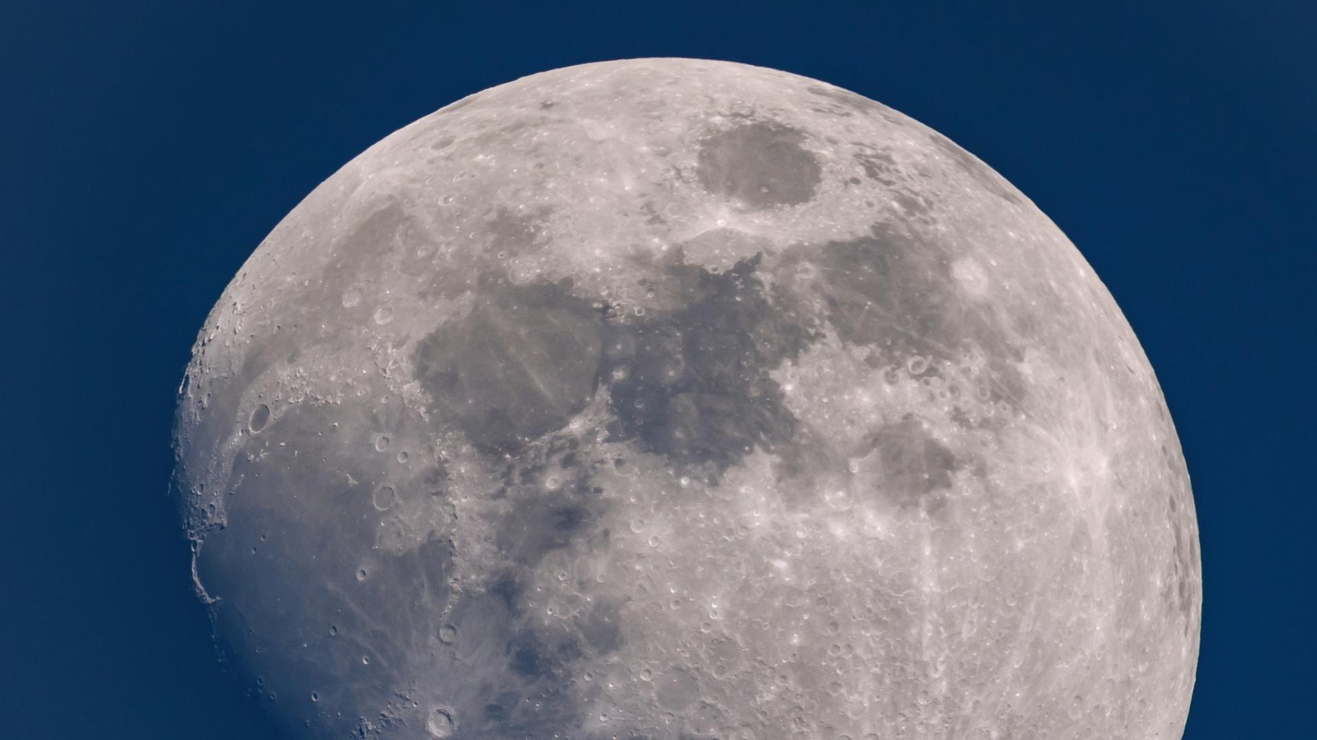 Der zunehmende und zu rund 84 Prozent sichtbare Mond ist am Himmel über Brandenburg zu sehen. | dpa