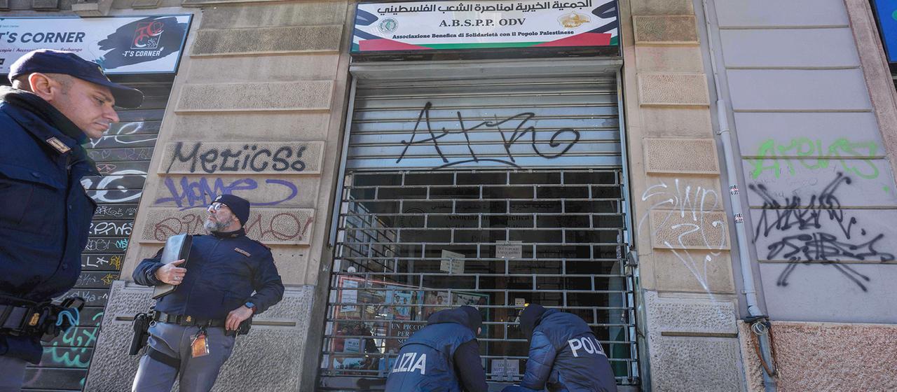 Italienische Polizeibeamte vor einem Ladengeschäft