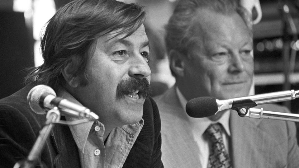 Schriftsteller Günter Grass (l) fordert auf einer SPD-Wahlveranstaltung in der Fabrik in Hamburg-Altona am 04.09.1976 die Abschaffung des Radikalenerlasses.
