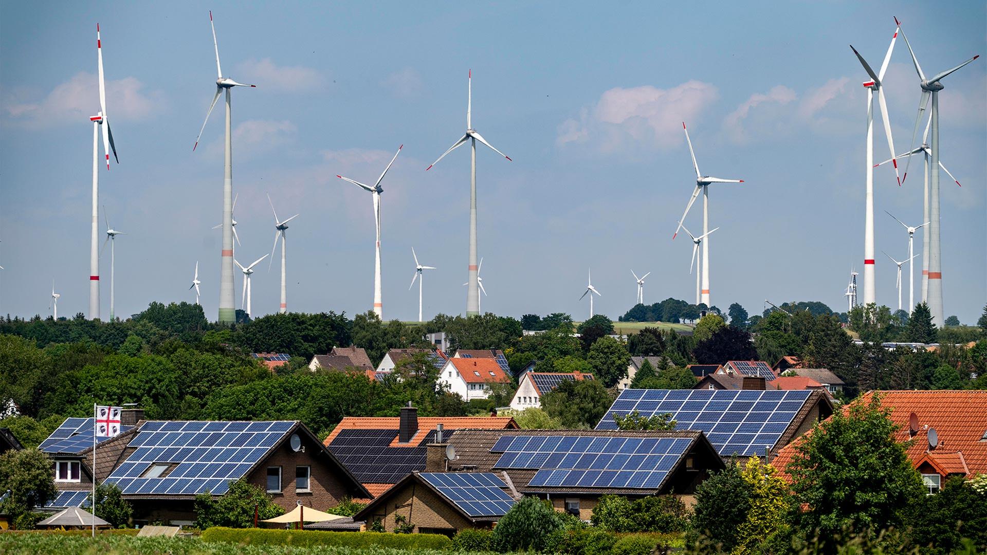 Windpark und PV-Anlagen bei Lichtenau. | picture alliance / Jochen Tack