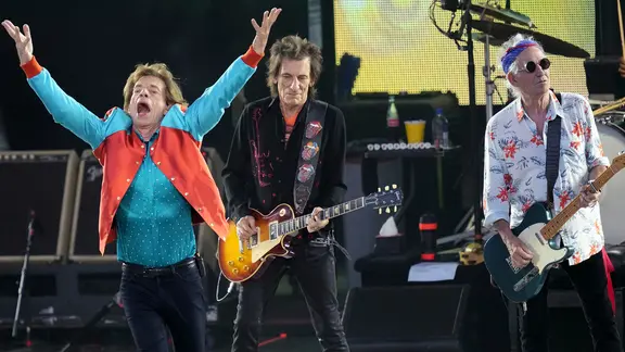 The Rolling Stones live in der Berliner Waldbühne. Die britische Rockband bei ihrem letzten Konzert der Europatour 2022. Im Bild: Ronnie (Ron) Wood, Mick Jagger und Keith Richards.