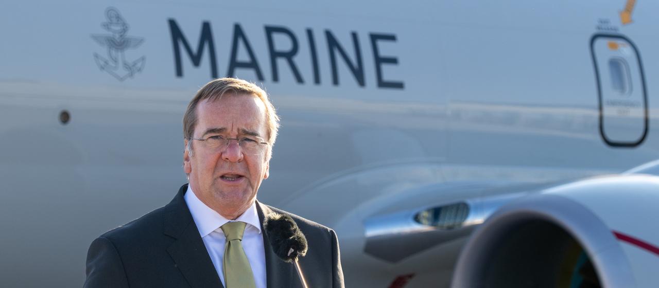 Boris Pistorius vor einer Boeing der Marine
