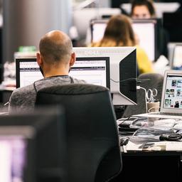 Mitarbeiter in einem Großraumbüro