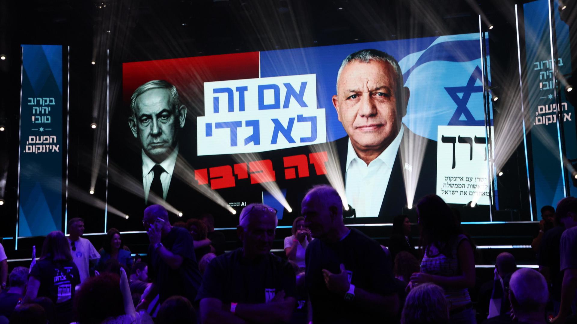 An einer Hauptstraße steht im Vorfeld der Parlamentswahlen eine Wahlplakatwand, auf der Benjamin Netanjahu und Gadi Eisenkot abgebildet sind. | Gil Cohen-Magen/dpa