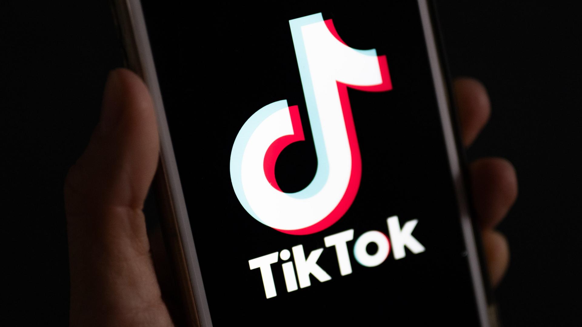 Die TikTok-App öffnet sich auf einem Smartphone | dpa