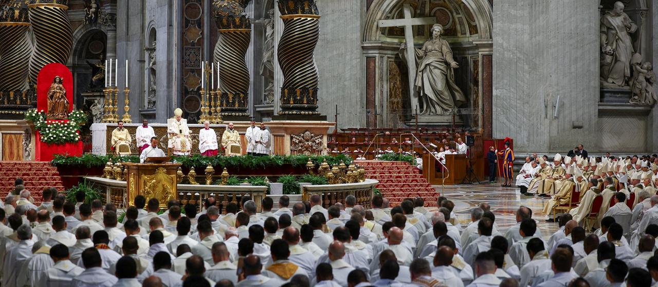 Papst Leo XIV. leitet die Chrisammesse im Petersdom im Vatikan.