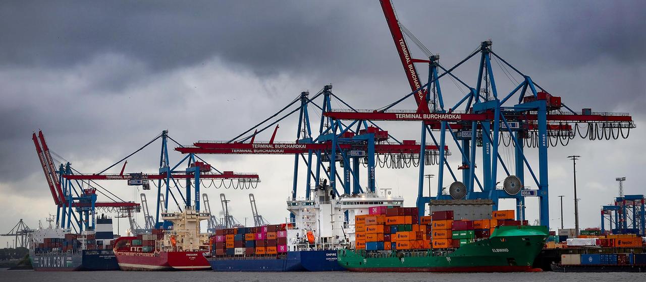 Dunkle Wolken über dem Hamburger Containerhafen.