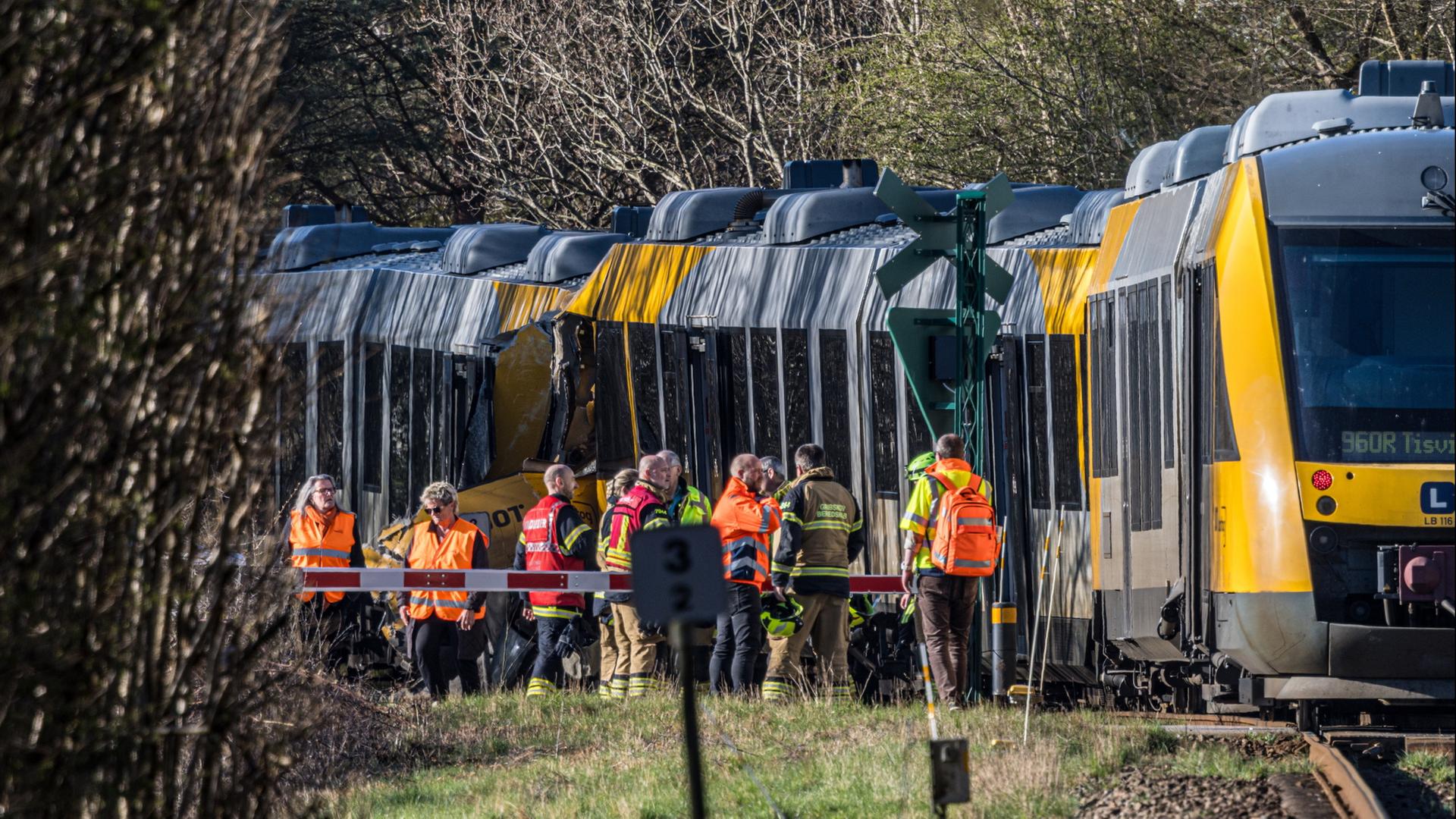 Rettungskräfte am Ort des Zugunglücks in Dänemark | EPA