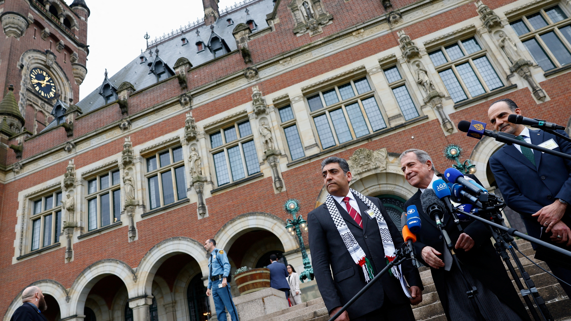 Nicaraguas Botschafter in den Niederlanden, Carlos Jose Arguello Gomez (Mitte), steht gemeinsam mit Vertretern des palästinensischen Außenministeriums vor dem Internationalen Gerichtshof in Den Haag.