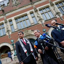 Nicaraguas Botschafter in den Niederlanden, Carlos Jose Arguello Gomez (Mitte), steht gemeinsam mit Vertretern des palästinensischen Außenministeriums vor dem Internationalen Gerichtshof in Den Haag.