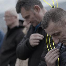 Veteranen des Bosnienkrieges verneigen sich vor den Opfern.