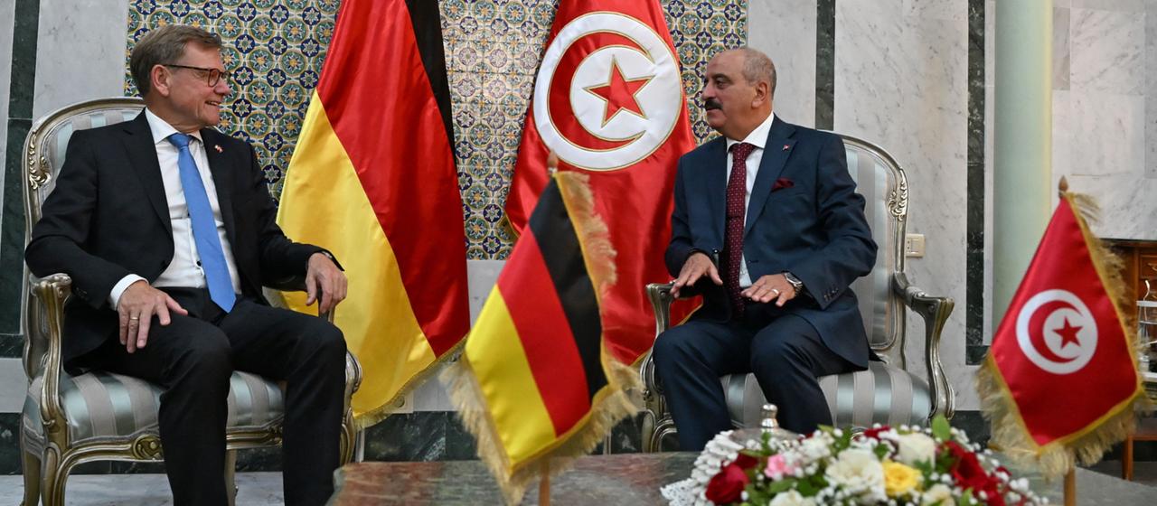 Johann Wadephul spricht mit Mohamed Nafti.