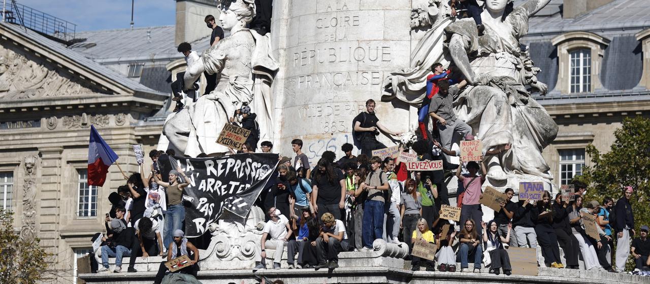 Schülerinnen und Schüler sowie Mitglieder von Lehrergewerkschaften versammeln sich auf dem Place de la République in Paris.