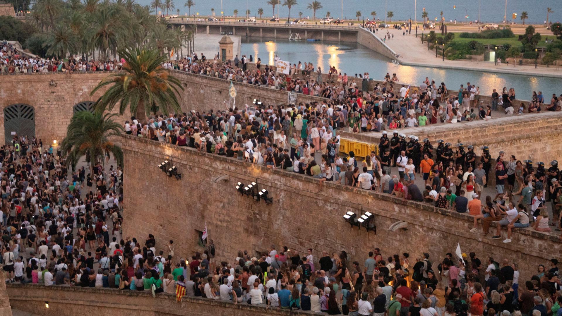 Menschen marschieren bei einer Demonstration gegen den Massentourismus durch die Straßen von Palma auf Mallorca. | Clara Margais/dpa