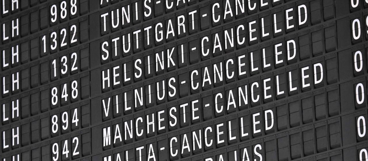 Am Frankfurter Flughafen zeigt eine Anzeigetafel gestrichene Flüge.