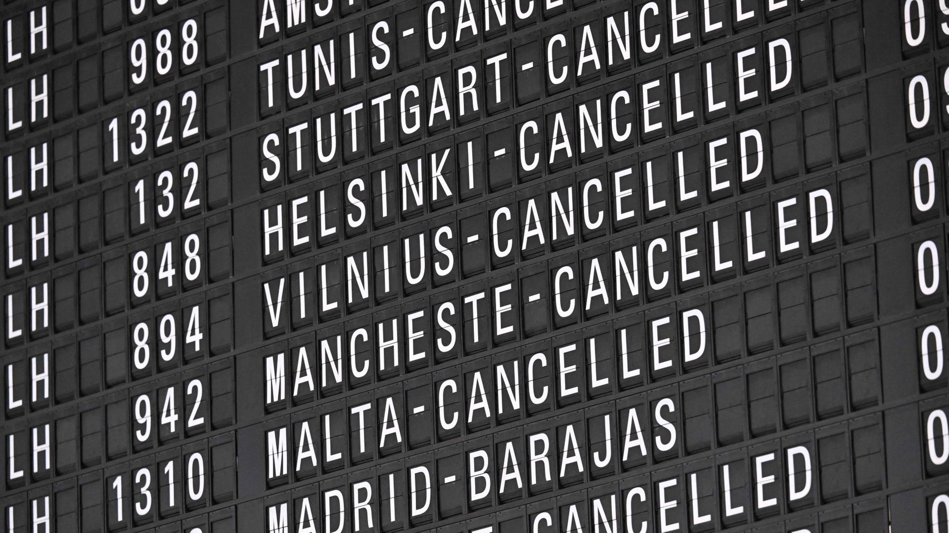 Am Frankfurter Flughafen zeigt eine Anzeigetafel gestrichene Flüge. | AFP