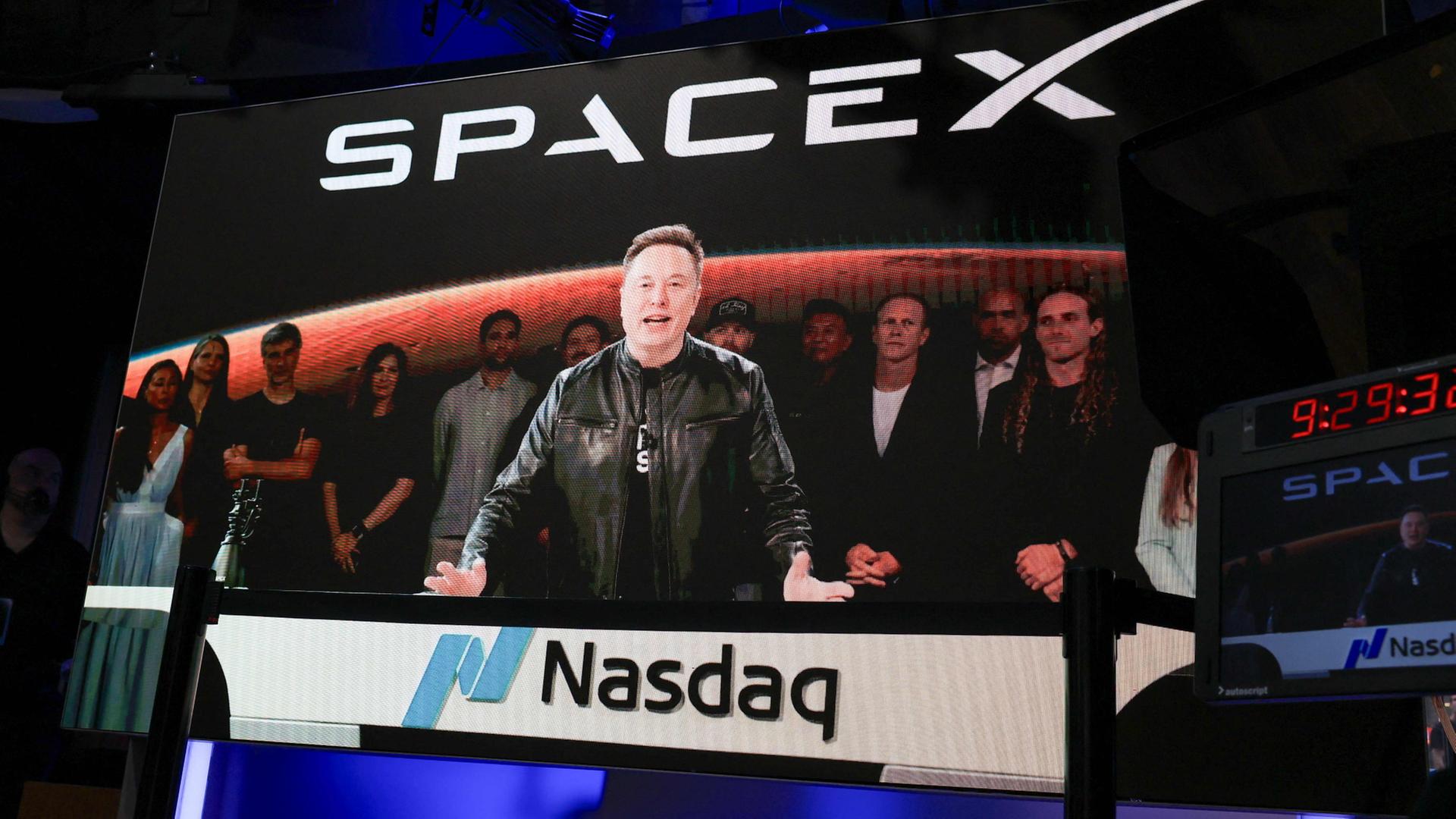 Elon Musk ist auf einer Videoleinwand zu sehen | AFP