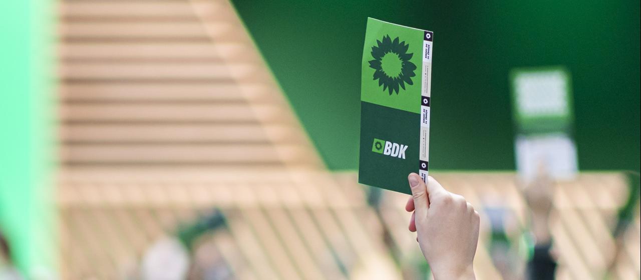 Delegierte halten ihre Stimmkarten während einer Abstimmung beim Bundesparteitag der Grünen in Hannover hoch