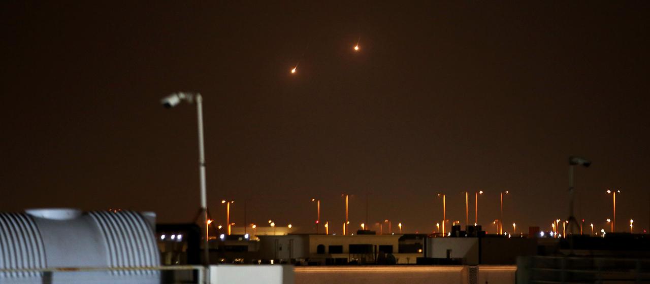 Die Lichter zweier Abfangraketen sind am Nachthimmel zu sehen.