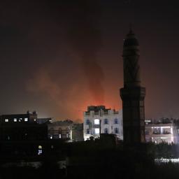 Rauch steigt über Sanaa auf, nachdem eine US-geführte Koalition erneut Huthi-Stellungen im Jemen angegriffen hat