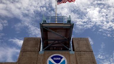Das Logo der "National Oceanic and Atmospheric Administration" (NOAA) hängt am Nation Hurricane Center in Miami.