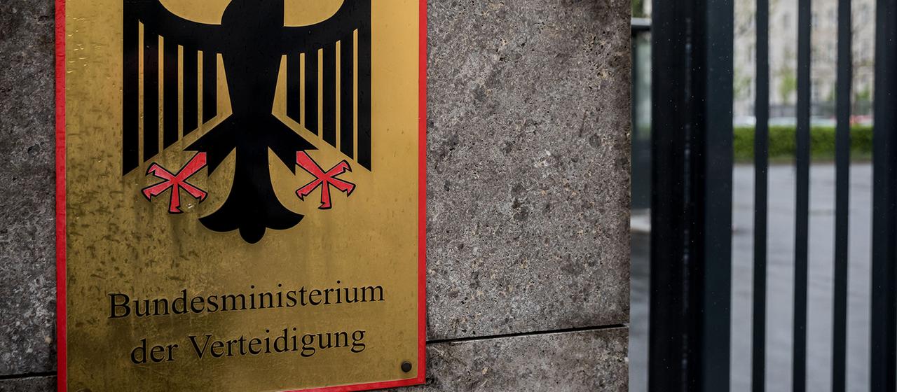 Ein Schild mit der Aufschrift "Bundesministerium der Verteidigung"
