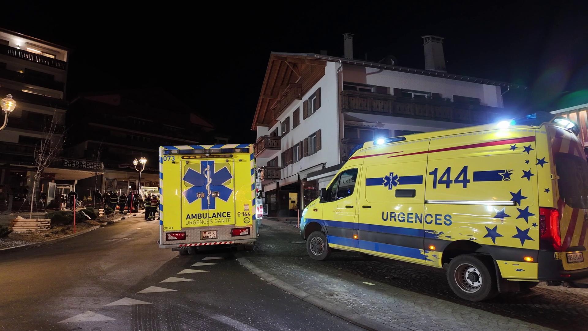 Rettungskräfte der Feuerwehr und andere Einsatzkräfte im Bereich vor der Bar 
