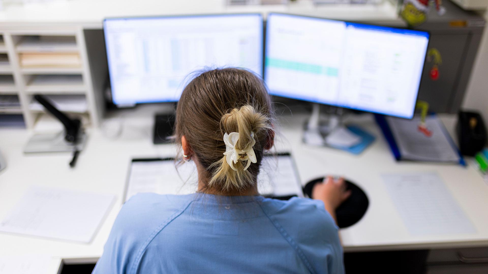 Eine Medizinische Fachangestellte an einem Computer auf einer Station im KRH Klinikum Siloah.  | dpa