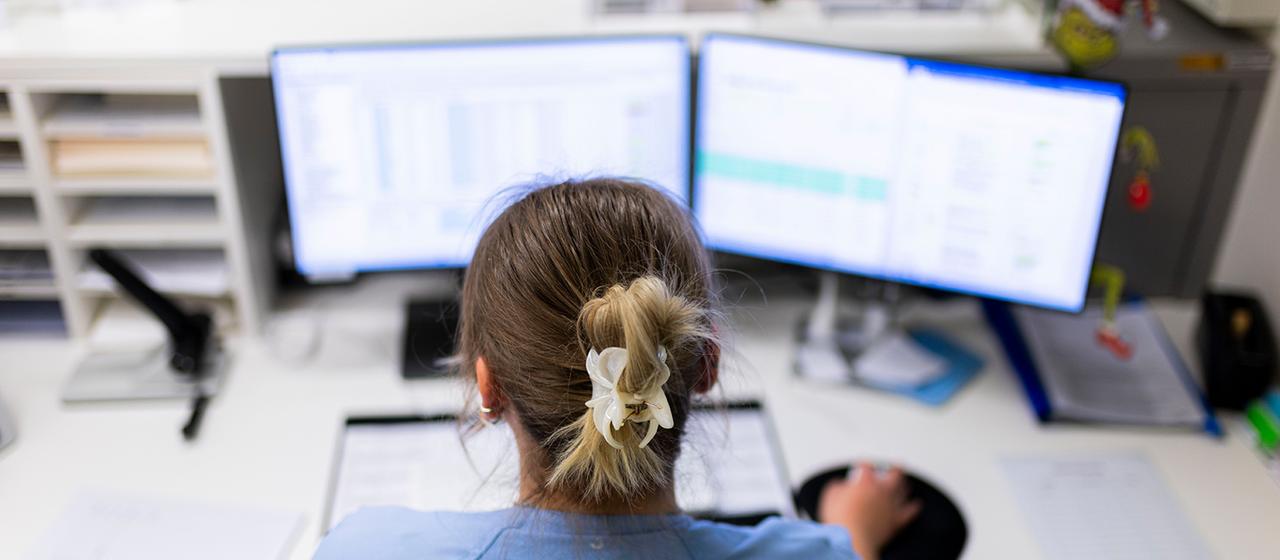 Eine Medizinische Fachangestellte an einem Computer auf einer Station im KRH Klinikum Siloah. 