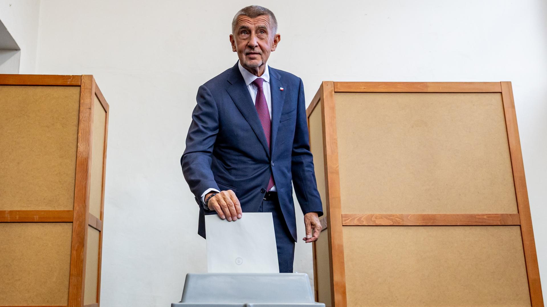 Tschechiens Ex-Premier Andrej Babis bei der Stimmabgabe. | EPA