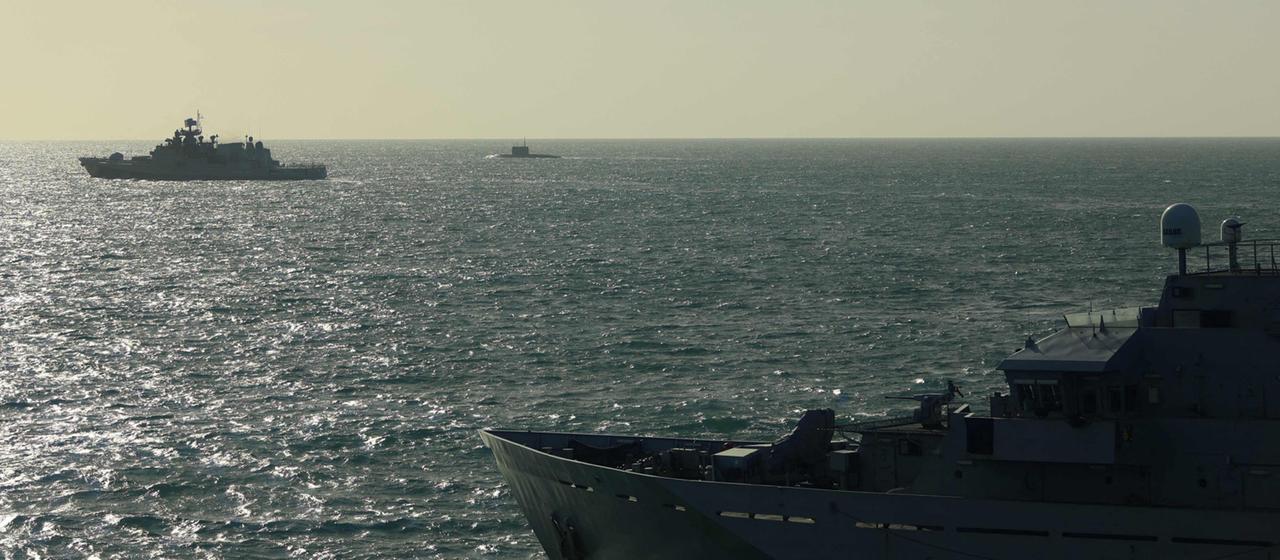 Die HMS Mersey, die die russische Fregatte "Admiral Grigorovich" und das U-Boot der Kilo-Klasse "Krasnodar" in britischen Hoheitsgewässern auf See verfolgt.